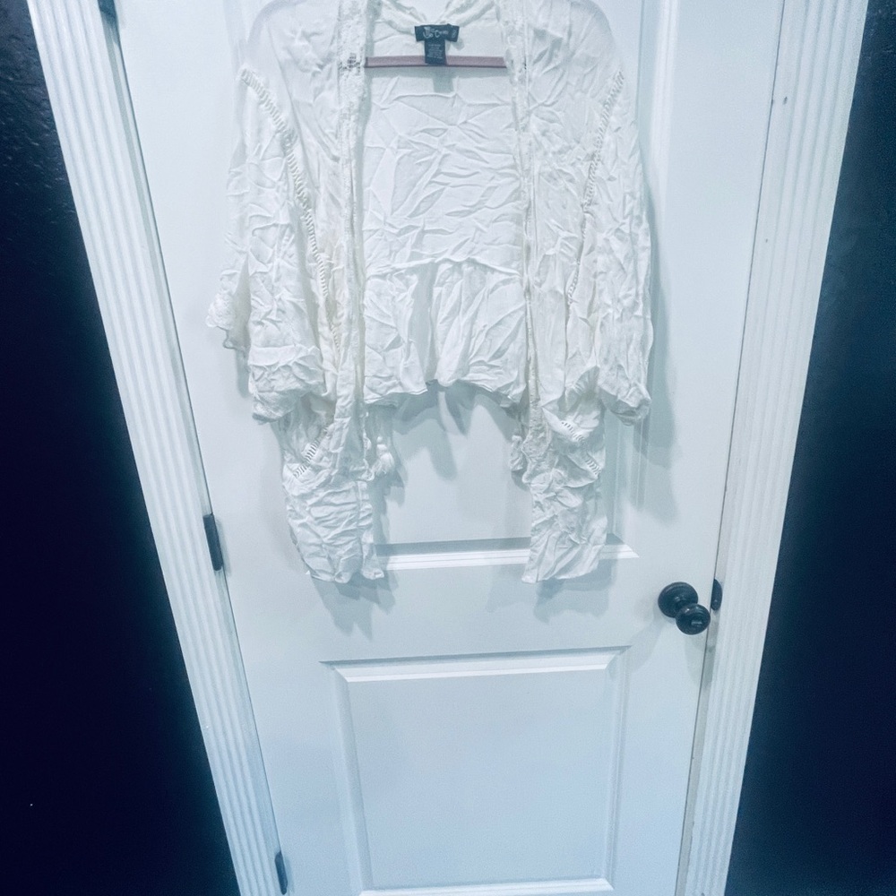 Boutique brand light pullover w/ lace detailing